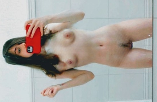 Novinha linda ao vivo se exibindo pelada pros caras no Telegram