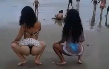 Lethicia novinha dançando pararatimbum na praia com sua amiga