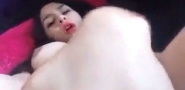 Novinha lolita tocando siririca filmou tudo mas o vídeo caiu na net