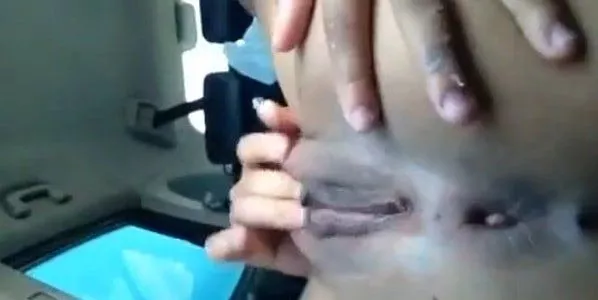 Novinha batendo siririca cheia de tesão no carro em movimento