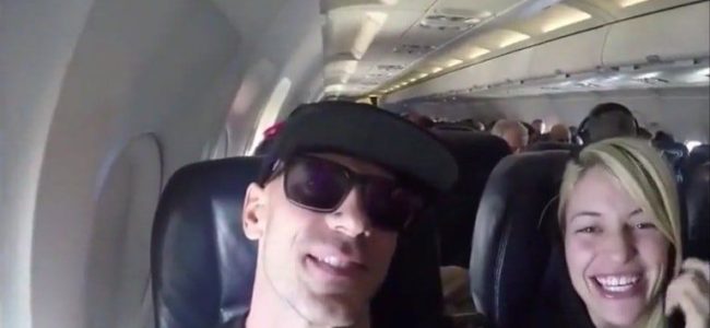 Namorada brasileira fez sexo oral dentro do avião lotado