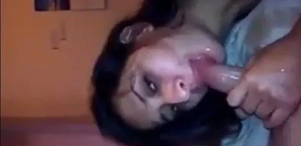 Morena chupando a rola do amante sortudo até gozar