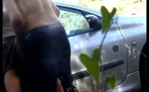 Morena fudendo no meio do mato com o malandro que ofereceu carona