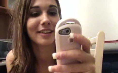 Loirinha amadora falando com o corno no celular enquanto transa com amante