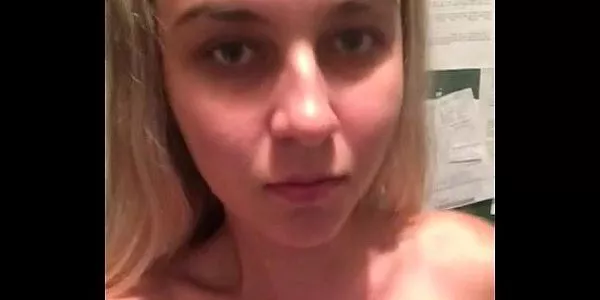 Loirinha da bucetinha rosada se exibindo peladinha no banheiro