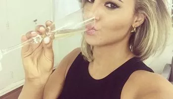 Loirinha brasileira caiu na net sambando e rebolando peladinha