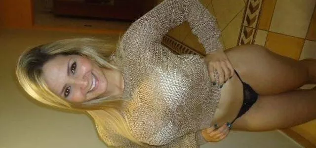 Loira delícia cavalgando gostoso na rola do amante no motel