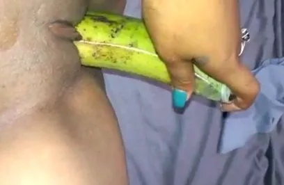 Ninfeta taradinha enfiando a banana na xoxota apertada caiu na net