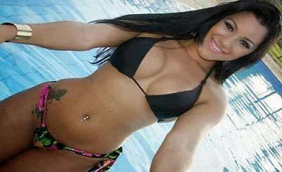 Morena delicia flagrada de vestido sem calcinha dançando funk na boate