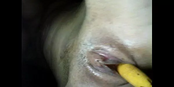 Gatinha sentando com a buceta bolhadinha na escova de cabelo até gozar