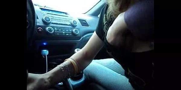 Putinha pediu pra mamar o motorista uber e ganhou leitinho na boca