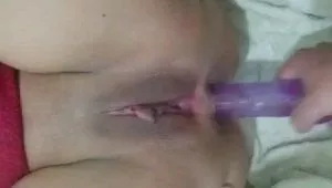 Namorado meteu o consolo no cuzinho da putinha que gozou com a xoxota