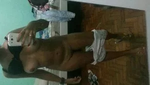 Samara morena da bucetinha rosada caiu na net batendo siririca