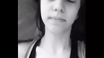 Aline novinha batendo siririca na bucetinha cabeluda gozou nos dedos