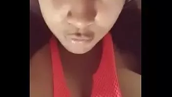 Linda novinha morena se masturbando com a buceta toda molhadinha