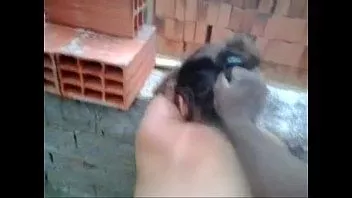 Pedreiro safado comeu a gostosa na laje no meio da obra