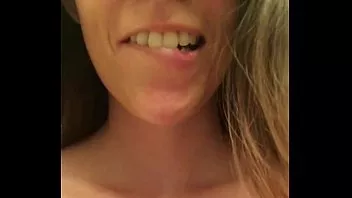 Loirinha mostrando a buceta rosada metendo o dedo no cuzinho