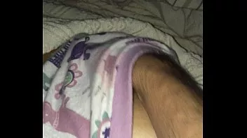 Primo passou a mão e filmou a bucetinha da prima dormindo