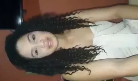 Safadinha se masturbando pro namorado peladinha com fogo na xota