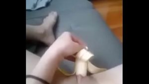 Não tinha vibrador e ela brincou com a banana na bucetinha