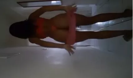 Dançarina safadinha rebolou gostoso com a calcinha no cu