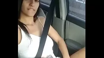 Amiga da faculdade mostrando a bucetinha no carro caiu na net