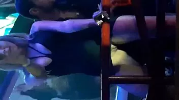 Loira no camarote sem calcinha flagrada com a buceta aparecendo