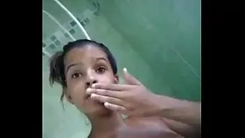 Ela foi pro banheiro e gravou um vídeo peladinha mostrando a xota