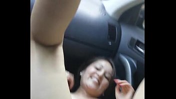 Brincando com a amiga no carro dedando a bucetinha dela
