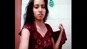 Safadinha levou o cel pro banho e filmou mostrando a xoxotinha