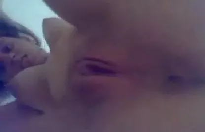 Buceta rosinha com um lindo cuzinho apertado dessa novinha