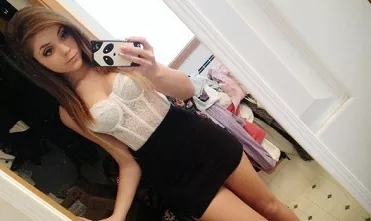 Magrinha toda raspadinha exibindo a xoxota e o cuzinho no nudes