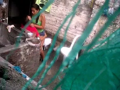 Flagrou o mlk pegando a cunhada safada no quintal de casa