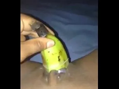 Novinha gostosa ficou molhadinha passando a banana na buceta