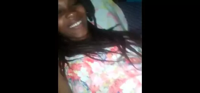 Mulatinha deliciosa mandou nudes esfregando a xoxota greluda