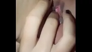 Ninfetinha mandou nudes no zap esfregando a xotinha toda melada