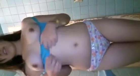 Gostosinha no banheiro exibindo a bucetinha cheia de pentelhos