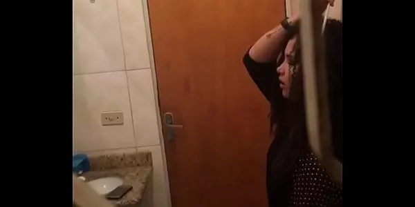 Flagrou as novinhas na resenha se pegando no banheiro da casa