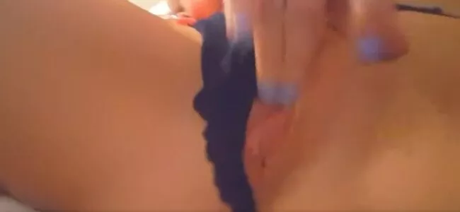 Safadinha puxou a calcinha pro lado e começou a esfregar a bucetinha