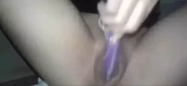 Safadinha filmou se divertindo no banheiro pelada e mandou pro amigo