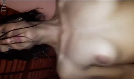 Levou a amiga novinha pro quarto e fodeu ela de jeito!
