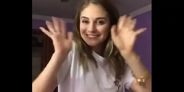 Loirinha sexy tirou a roupa e mostrou tudo no vídeo amador