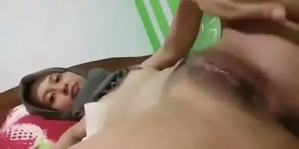 Novinha com tesão na buceta socando o consolo até ficar toda melada