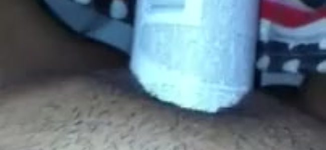 Novinha safada caiu no zap masturbando a bucetinha com o desodorante