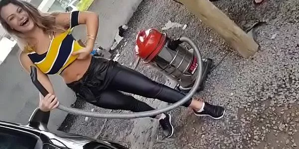 Putinha no lava jato dos amigos brincando com o aspirador na buceta