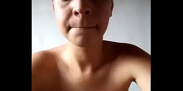 Safadinha mandando vídeo pro amante de fio dental mostrando os peitos