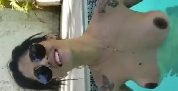 Rabão perfeito da morena putinha peladinha na piscina do motel