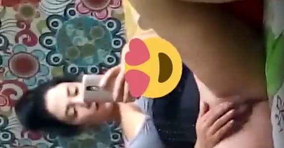 Safada greluda mandou vídeo esfregando o grelo pro namorado