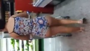 Esposa deliciosa exibindo a bunda no mercado com short enfiado