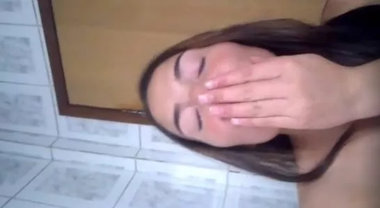 Amiga peladinha mandou nudes mostrando a bucetinha greluda no zap
